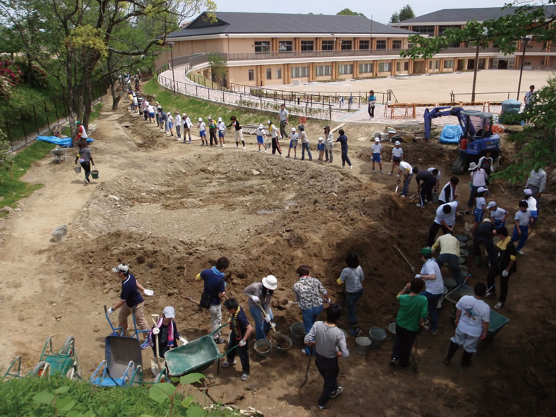 近畿大学附属小学校の学校ビオトープ「まなびお」づくりのようす